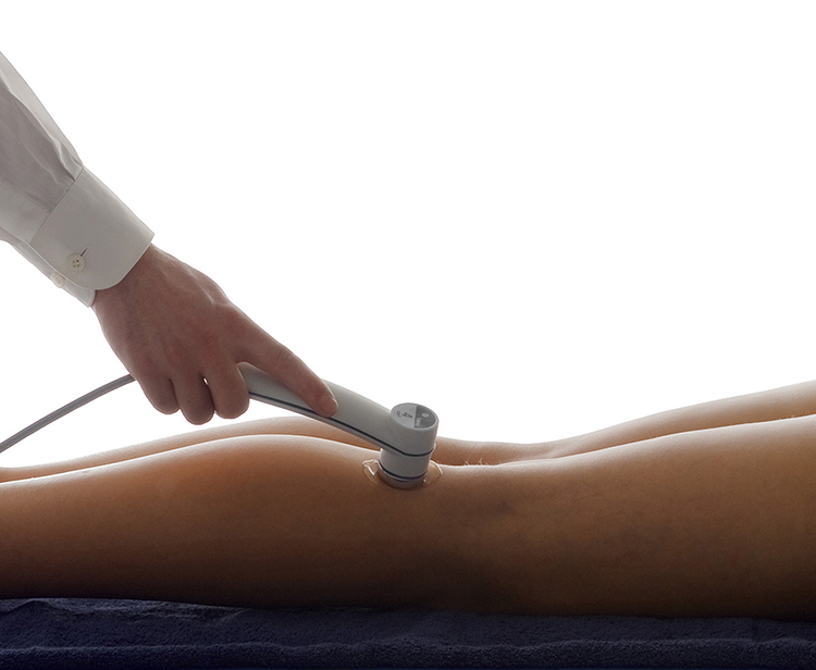 PhysioGo 200A - Anwendung an einer Wade - Astar Therapiegerät