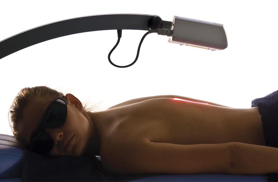 Low Level Lasertherapie - Frau auf Lasertherapiegerät - Secona Astra