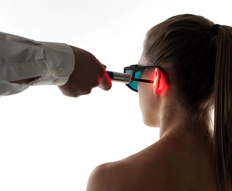 ASTAR Lasertherapiegerät kaufen – gezielte Laseranwendung im Ohrbereich zur therapeutischen Behandlung mit modernem Lasertherapiegerät“