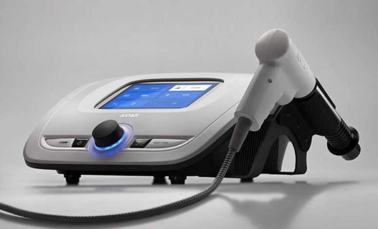 Stoßwellengerät, das bei der Behandlung chronischer Schmerzen im Bewegungsapparat hilft